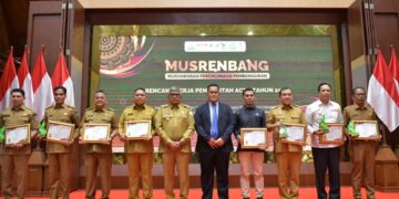 PJ. BUPATI ASRA TERIMA ANUGERAH PERENCANAAN A. MADJID IBRAHIM