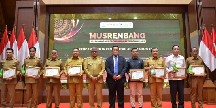 PJ. BUPATI ASRA TERIMA ANUGERAH PERENCANAAN A. MADJID IBRAHIM