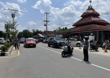 Polwan Satlantas Polres Kuansing Melakukan Pengaturan Dan Patroli Shalat Jumat