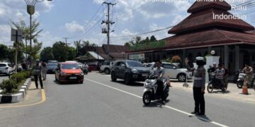 Polwan Satlantas Polres Kuansing Melakukan Pengaturan Dan Patroli Shalat Jumat