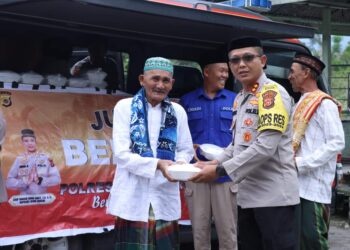Jumat Bersih, Kapolres Bener Meriah Nanang Indra Bakti Berbagi Kasih Kepada Sesama