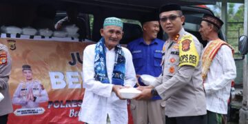 Jumat Bersih, Kapolres Bener Meriah Nanang Indra Bakti Berbagi Kasih Kepada Sesama