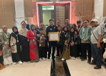 Pj. Bupati Haili Yoga Terima Penghargaan Dari Menteri Dikbudristek Nadiem Makarim 