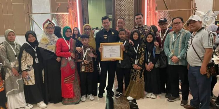 Pj. Bupati Haili Yoga Terima Penghargaan Dari Menteri Dikbudristek Nadiem Makarim 