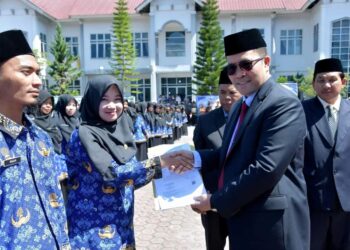 Pj. Bupati Bener Meriah Haili Yoga Serahkan 642 SK PPPK Formasi Tahun 2023