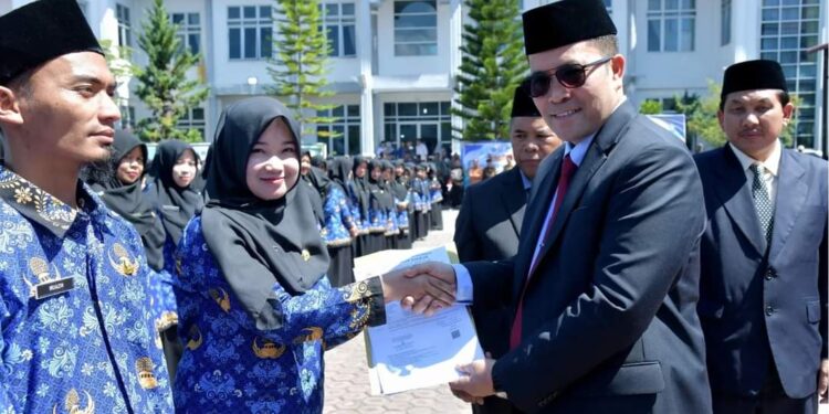 Pj. Bupati Bener Meriah Haili Yoga Serahkan 642 SK PPPK Formasi Tahun 2023