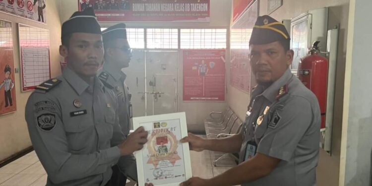 Penghargaan Kepada Pegawai Teladan Rutan Takengon Periode April 2024