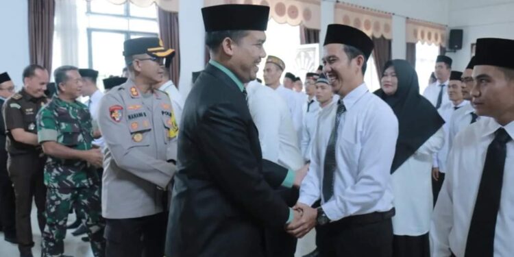 Hadiri Pelantikan PPK Bener Meriah, Pj. Sekda Khairmansyah : PPK Harus Junjung Tinggi Netralitas 