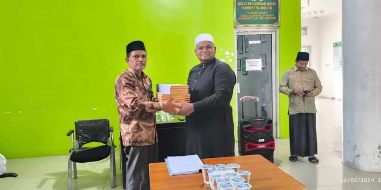 Pemkab Bireuen Salurkan Bantuan Kitab Dan Komputer Untuk 36 Dayah