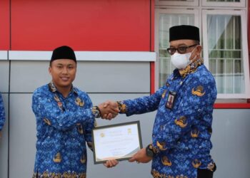 Apresiasi Kinerja, Kepala Rutan Sigli Berikan Piagam Penghargaan Kepada Pegawai Teladan