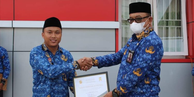 Apresiasi Kinerja, Kepala Rutan Sigli Berikan Piagam Penghargaan Kepada Pegawai Teladan
