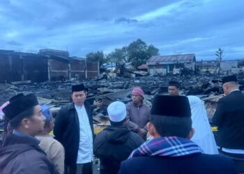 Turut Berduka, Pj. Bupati Haili Yoga Bersama Istri Tinjau Korban Kebakaran Di Kecamatan Bandar