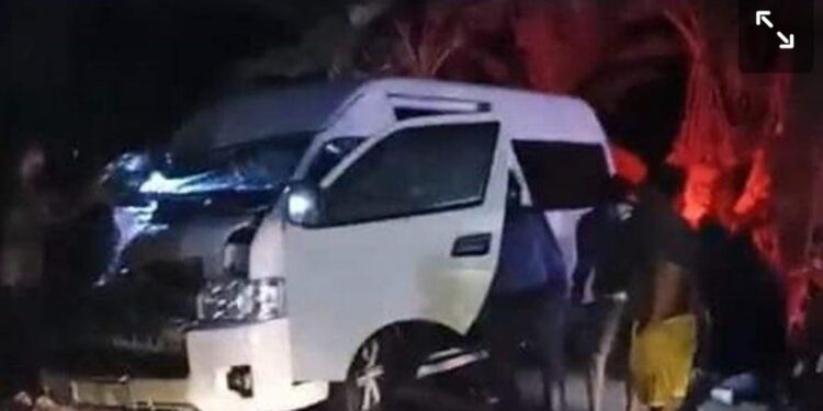 Laka Lantas Mini Bus Hiace Vs Truk Tronton Enam Orang Terluka Parah