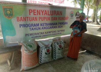 Kepala Desa Sepang Salurkan Bantuan Pupuk Dan Racun Rumput Kepada Masyarakat