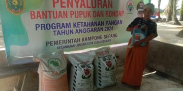 Kepala Desa Sepang Salurkan Bantuan Pupuk Dan Racun Rumput Kepada Masyarakat