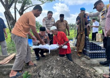 Kapolsek Perhentian Raja Riko Ikut Shalat Dan Makamkan Jenazah Bayi