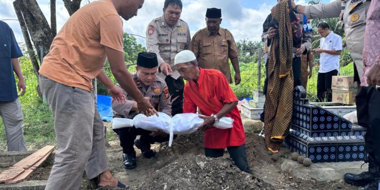 Kapolsek Perhentian Raja Riko Ikut Shalat Dan Makamkan Jenazah Bayi