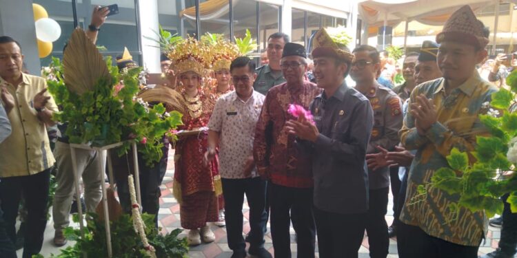 Pj Walikota Palembang Ratu Dewa Meresmikan Gedung Kantor Camat Sukarami