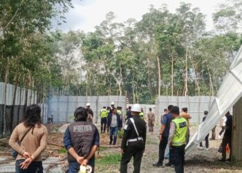 Polres Banyuasin Bersama Tim Gabungan Tertibkan Gudang Yang Diduga Tempat Penimbunan BBM Ilegal