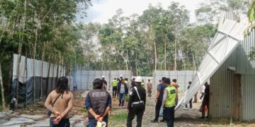 Polres Banyuasin Bersama Tim Gabungan Tertibkan Gudang Yang Diduga Tempat Penimbunan BBM Ilegal