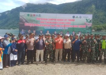 Polres Aceh Tengah Bersama Instansi terkait Bahu Membahu Bersihkan Sampah di Pinggiran Danau Lut Tawar