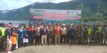 Polres Aceh Tengah Bersama Instansi terkait Bahu Membahu Bersihkan Sampah di Pinggiran Danau Lut Tawar