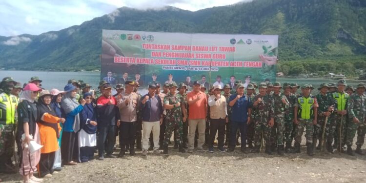 Polres Aceh Tengah Bersama Instansi terkait Bahu Membahu Bersihkan Sampah di Pinggiran Danau Lut Tawar