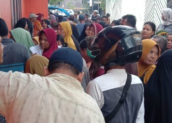 Penyaluran Beras Bulog Antrian panjang, Masyarakat Berdesakan Di Kantor Pos