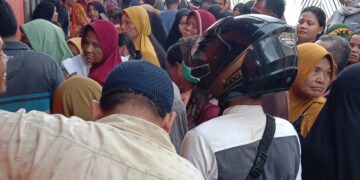 Penyaluran Beras Bulog Antrian panjang, Masyarakat Berdesakan Di Kantor Pos