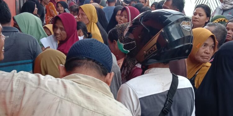Penyaluran Beras Bulog Antrian panjang, Masyarakat Berdesakan Di Kantor Pos