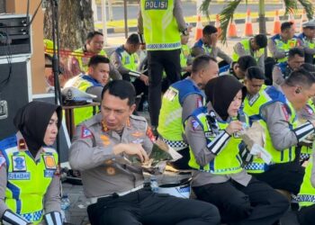 Kala Kombes I Made Agus Prasatya Duduk Lesehan Sarapan Pagi Di Aspal