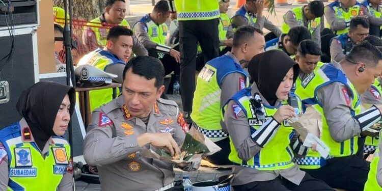 Kala Kombes I Made Agus Prasatya Duduk Lesehan Sarapan Pagi Di Aspal