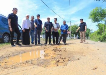 Tinjau Jalan Rusak Di Permukiman Warga, Pj Walikota Amiruddin Instruksikan Dinas PUPR Segera Perbaiki