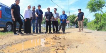 Tinjau Jalan Rusak Di Permukiman Warga, Pj Walikota Amiruddin Instruksikan Dinas PUPR Segera Perbaiki
