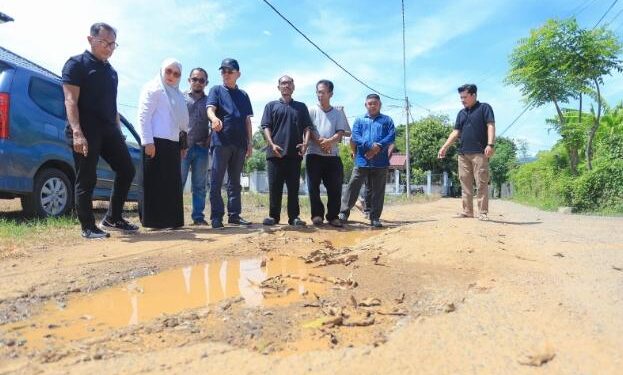 Tinjau Jalan Rusak Di Permukiman Warga, Pj Walikota Amiruddin Instruksikan Dinas PUPR Segera Perbaiki