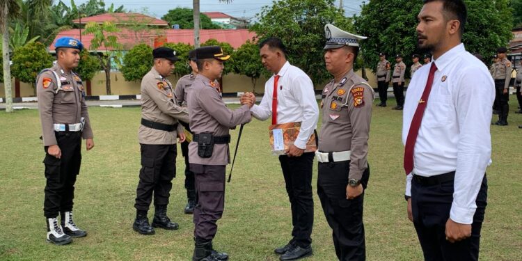 40 Polisi Berprestasi Serta Berdedikasi Tinggi, Terima Penghargaan Dari Kapolres Kampar