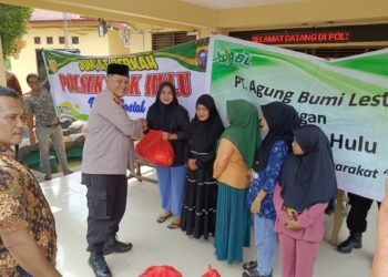 Jumat Berkah, Polsek Siak Hulu Dan PT ABL Bagikan 50 Paket Sembako Ke Warga Kurang Mampu