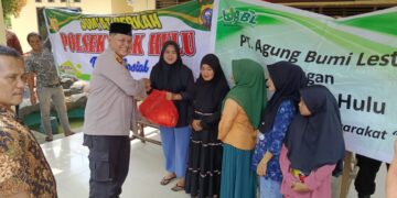 Jumat Berkah, Polsek Siak Hulu Dan PT ABL Bagikan 50 Paket Sembako Ke Warga Kurang Mampu