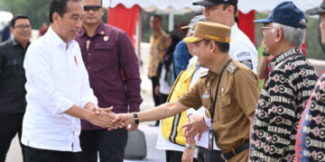 Pj Bupati Kampar Hambali Sambut Langsung Kedatangan Presiden RI Joko Widodo