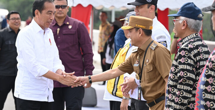 Pj Bupati Kampar Hambali Sambut Langsung Kedatangan Presiden RI Joko Widodo