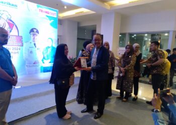 Ketua TP-PKK Kota Palembang Dewi Sastrani Ratu Dewa Membuka Lomba Inovasi Masakan Berbahan Ikan