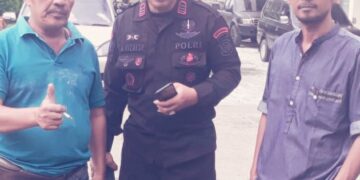 Gerak Cepat Brimob Kompi 2 Batalyon B Pelopor Bantu Korban Laka Tunggal