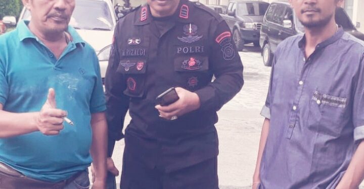 Gerak Cepat Brimob Kompi 2 Batalyon B Pelopor Bantu Korban Laka Tunggal