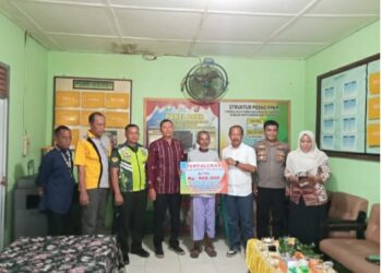 Kapolsek Kuala Simpang Awasi Penyaluran BLT-DD Desa Bukit Tempurung