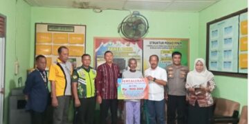 Kapolsek Kuala Simpang Awasi Penyaluran BLT-DD Desa Bukit Tempurung