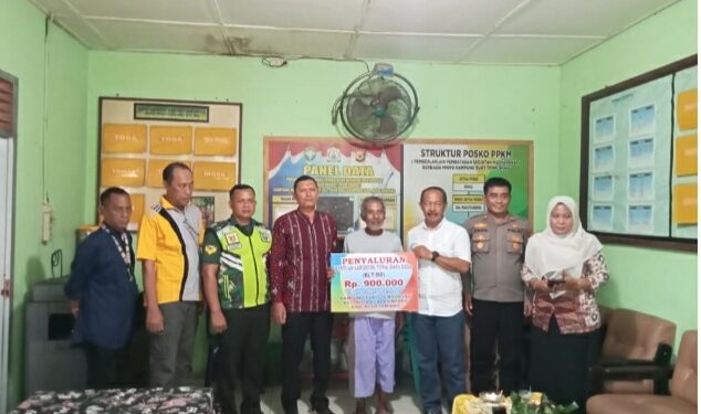 Kapolsek Kuala Simpang Awasi Penyaluran BLT-DD Desa Bukit Tempurung