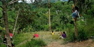 Menyedihkan, Pejuang Sinyal Kampung Tanjung Rusip Antara Naik Turun Bukit