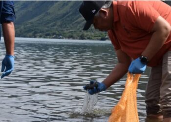 Sekda Aceh Tengah Bersama Ribuan Siswa Bersihkan Sampah Di Danau Lut Tawar