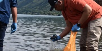 Sekda Aceh Tengah Bersama Ribuan Siswa Bersihkan Sampah Di Danau Lut Tawar
