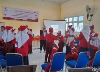 Menteri Sosial Tri Rismaharini Melakukan Goes To School Di kecamatan Meurah Mulia